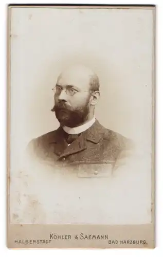 Fotografie Köhler & Saemann, Halberstadt, Heinrich Juliusstrasse 8, Herr mit Halbglatze und Brille