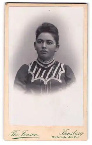 Fotografie Th. Jensen, Flensburg, Norderhofenden 15, Fräulein im ausgefallenen Kleid
