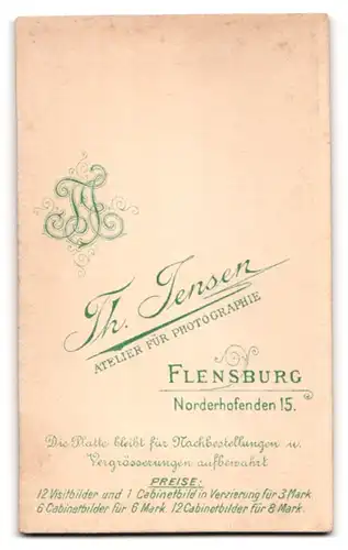 Fotografie Th. Jensen, Flensburg, Norderhofenden 15, Fräulein im ausgefallenen Kleid