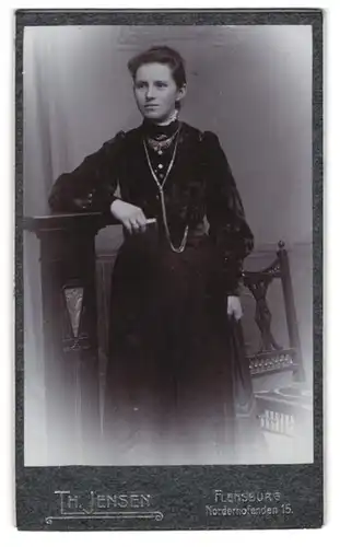 Fotografie Th. Jensen, Flensburg, Norderhofenden 15, Hübsche Frau mit Halskette