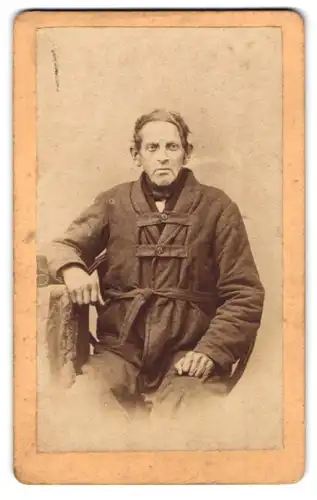 Fotografie F. W. Bückert, Liebenwalde, Älterer Herr in unüblicher Jacke