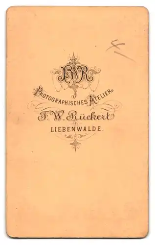 Fotografie F. W. Bückert, Liebenwalde, Älterer Herr in unüblicher Jacke