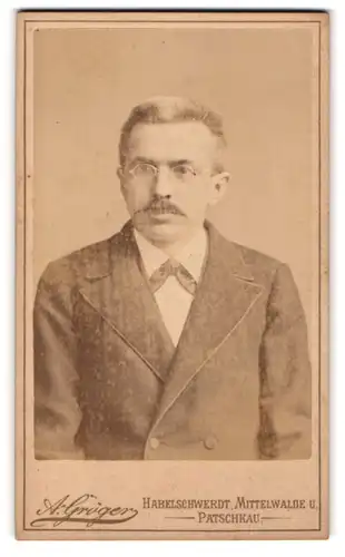 Fotografie A. Gröger, Habelschwerdt, Mittelwalde U., Älterer Herr mit Schnauzer und Brille