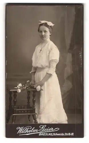 Fotografie Wilhelm Geier, Breslau, Schweidn.Str. 16-18, Jugendliche Dame in weissem Kleid mit Kreuzhalskette