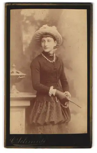 Fotografie C. Schmidt, Schweidnitz, Striegauerstr. 6, Elegante jugendliche Dame
