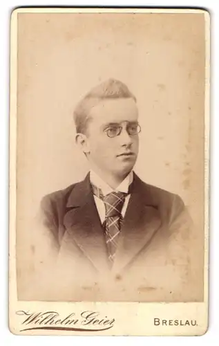 Fotografie Wilhelm Geier, Breslau, Schweidnitzerstr. 16 /18, Jugendlicher mit hoher Stirn und Brille