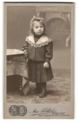 Fotografie Max Fröhlicch, Breslau, Neue Taschenstr. 21, Kleines Mädchen im niedlichen Kleid