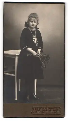 Fotografie Alf Eckstein, Nauen, Mittelstr. 22, Dame in elegantem schwarzen Kleid mit Blumenstrauss