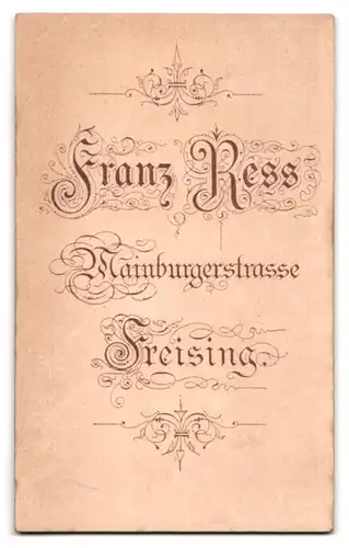 Fotografie Franz Ress, Freising, Hainburgerstr., Junger Mann mit neumodischer Frisur und Schnauzer