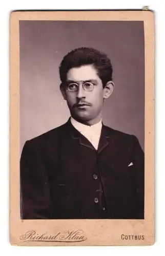 Fotografie Richard Klau, Cottbus, Bahnhofstr. 61, Junger Mann mit Zwicker und Sakko