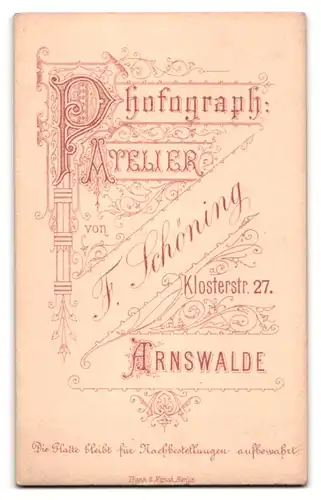 Fotografie F. Schöning, Arnswalde, Klosterstrasse 27, Kleines Mädchen in Jacke und weitem Rock