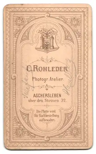 Fotografie C. Rohleder, Aschersleben, Über den Steinen 32, Junger Mann mit Künstlerfrisur und Zwicker
