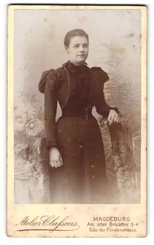 Fotografie Theo Classens, Magdeburg, Am alten Brückenthor 3-4, Junge Frau in dunklem taillierten Kleid