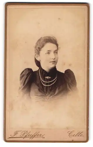 Fotografie F. Pfeiffer, Celle, Westcellerthorstrasse 15, Junge Frau mit Brosche und zweireihiger Halskette