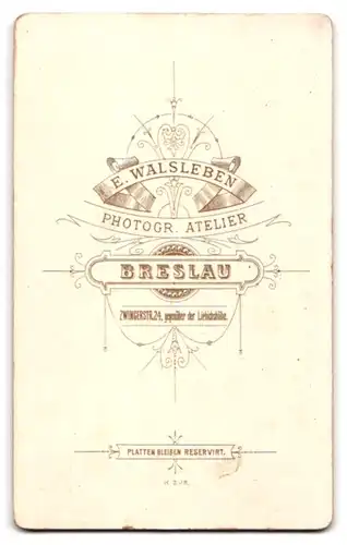 Fotografie Atelier Walsleben, Breslau, Zwingerstrasse 24, Mädchen mit ernstem Blick und Rüschenkragen