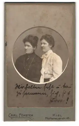 Fotografie Carl Förster, Kiel, Holtenauerstrasse 46, Zwei junge Frauen mit kunstvollen Frisuren im Sonntagsstaat