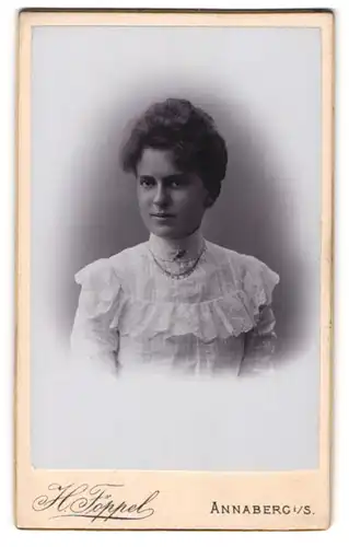 Fotografie H. Föppel, Annaberg, Gr. Kirchgasse 5, Junge Frau mit kunstvoller Frisur in Rüschenbluse