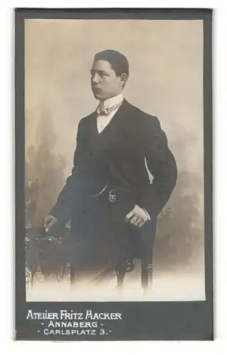 Fotografie Fritz Hacker, Annaberg, Carlsplatz 3, Junger Mann im Dreiteiler mit Vatermörder