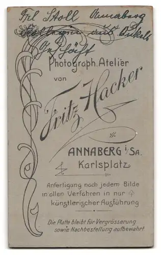 Fotografie Fritz Hacker, Annaberg, Karlsplatz, Lächelnde junge Frau mit Stirnlocken