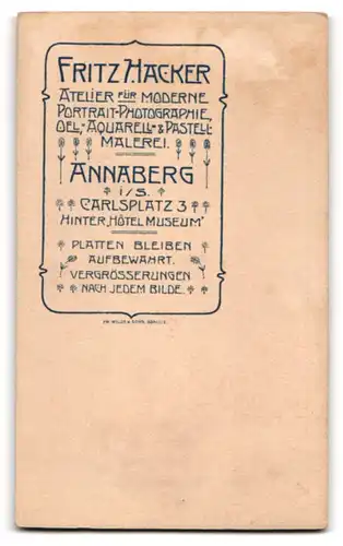 Fotografie Fritz Hacker, Annaberg, Karlsplatz, Konfirmandin mit Blumenstrauss und Kette