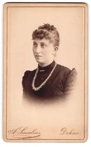 Fotografie A. Sincelius, Dahme, Junge Dame mit Kragenbrosche und Halskette