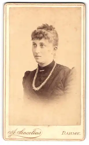 Fotografie A. Sincelius, Dahme /Mark, Junge Dame mit Kragenbrosche und Halskette