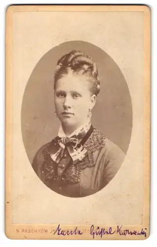 Fotografie N. Raschkow jr., Breslau, Ohlauerstr. 4, Junge Dame mit zeitgenössischer Frisur