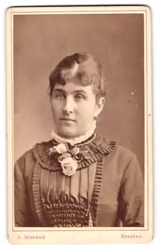 Fotografie A. Massak, Breslau, Schweidnitzer-Str. 16-18, Junge Dame im Kleid mit Medaillon