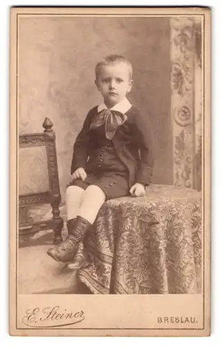Fotografie E. Steiner, Breslau, Adalbertstr. 1 Ecke Lessingbrücke, Kleiner Junge in hübscher Kleidung