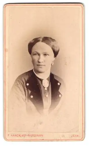 Fotografie Friedr. Haack, Jena, Bürgerliche Dame mit Ohrringen und Kragenbrosche