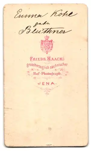 Fotografie Friedr. Haack, Jena, Bürgerliche Dame mit Ohrringen und Kragenbrosche