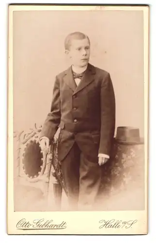 Fotografie Otto Gebhardt, Halle a /S., Grosse Ullrich-Str. 11, Junger Herr im Anzug mit Fliege