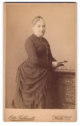 Fotografie Otto Gebhardt, Halle a /S., Grosse Ullrich-Str. 11, Ältere Dame im Kleid mit einem Buch