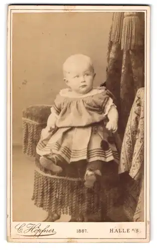 Fotografie C. Höpfner, Halle a /S., Poststr. 13, Süsses Kleinkind im modischen Kleid