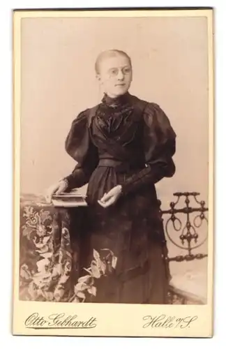 Fotografie Otto Gebhardt, Halle a /S., Grosse Ullrich-Str. 10, Junge Dame im Kleid mit Zwicker und Buch