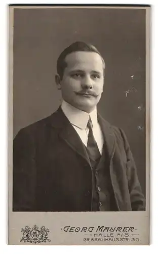 Fotografie Georg Maurer, Halle a /S., Gr. Brauhausstr. 30, Elegant gekleideter Herr mit Moustache