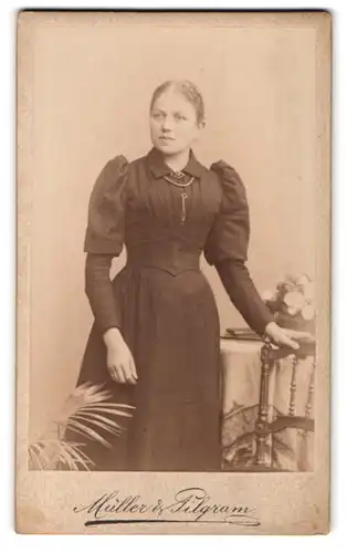 Fotografie Müller & Pilgram, Halle a /S., Poststr. 9-10, Junge Dame im Kleid