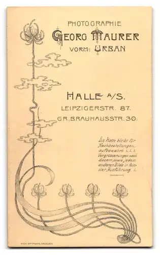Fotografie Georg Maurer, Halle a /S., Leipzigerstr. 87, Gr. Brauhausstr. 30, Junger Herr im Anzug mit einem Buch