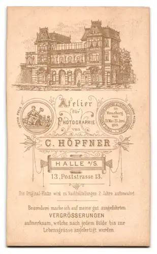 Fotografie C. Höpfner, Halle a /S., Poststr. 13, Kleiner Junge im Anzug mit Bilderbuch