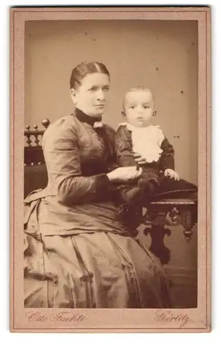 Fotografie Otto Faehte, Görlitz, Grüner Graben 29, Bürgerliche Dame mit einem Kleinkind