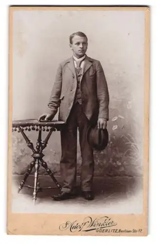 Fotografie Adolf Winkler, Goerlitz, Berliner-Str. 12, Junger Herr im Anzug mit Krawatte