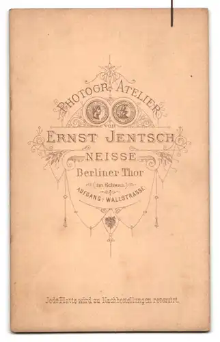 Fotografie Ernst Jentsch, Neisse, Berliner Tor, Aufgang: Wallstr., Hübsche Dame mit Kragenbrosche