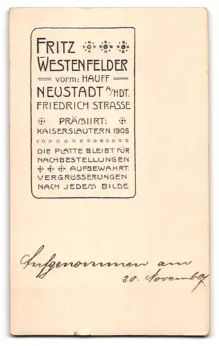 Fotografie Fritz Westenfelder, Neustadt a /Hdt., Friedrichstr., Junger Herr im Anzug mit Fliege