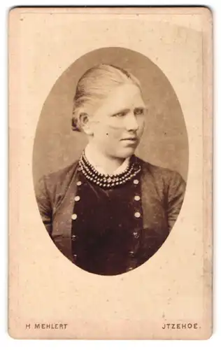 Fotografie H. Mehlert, Itzehoe, Breitestr. 14, Junge Dame im Kleid mit Halskette