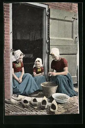 AK Zeeuwsche Kleederdracht, Niederländische Mädchen beim Schälen von Kartoffeln