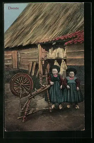 AK Drente, Zwei Mädchen in niederländischen Trachten und ein Spinnrad