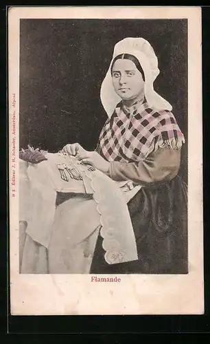AK Niederländische Hausfrau in traditioneller Tracht beim Nähen