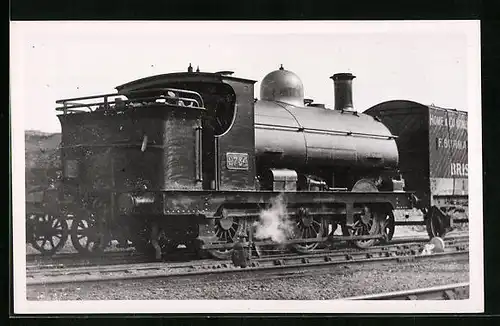 AK Englische Dampflokomotive No. 2734 vor Güterwaggon