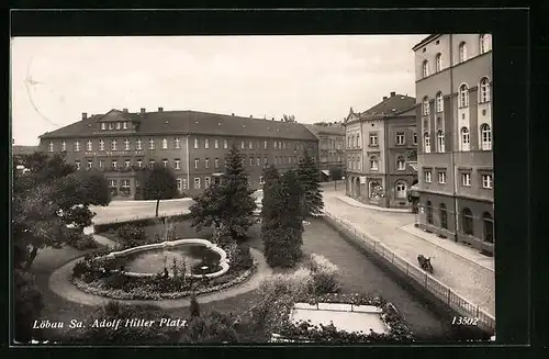 AK Löbau i. Sa., Platz mit Anlagen und Hotel Wettiner Hof