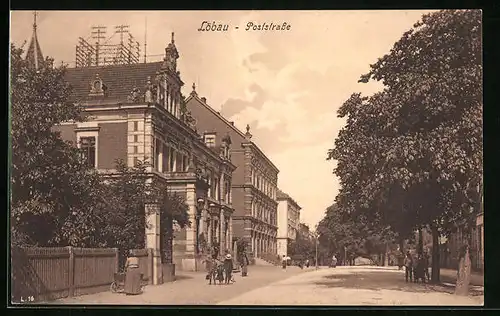 AK Löbau, Poststrasse mit Passanten